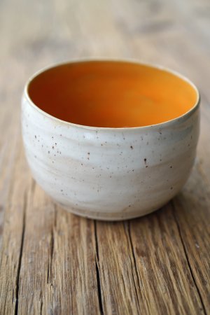 handgetöpferter Keramik Mocca Kaffee Becher orange weiß